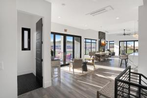 un soggiorno con pareti bianche e finestre in vetro di CR 1592 -- Contemporary Luxury - Pool-Spa - Scenic Golf Views a Hurricane