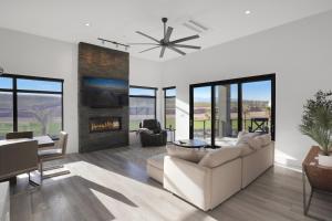 un soggiorno con divano e camino di CR 1592 -- Contemporary Luxury - Pool-Spa - Scenic Golf Views a Hurricane