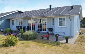 una casa con techo solar encima en Awesome Home In Nrre Nebel With Indoor Swimming Pool, en Lønne Hede