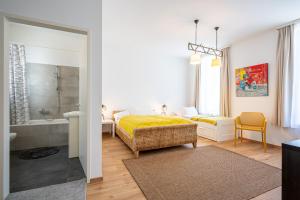 1 Schlafzimmer mit einem Bett und einem Bad in der Unterkunft Apartment "Deluxe" Innsbruck - Mutters in Innsbruck