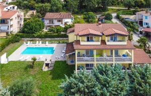 una vista aérea de una casa con piscina en Nice Apartment In Porec With House A Panoramic View en Poreč
