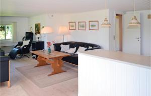 sala de estar con mesa y sofá en 3 Bedroom Stunning Home In Oksbl, en Oksbøl
