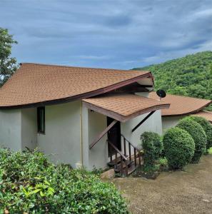 una casa con un tetto di tegole sopra di Hua Hin Home Hill a Hua Hin