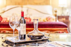 butelkę wina i dwa kieliszki na stole w obiekcie Chateau La Siroque w mieście Montecatini Val di Cecina