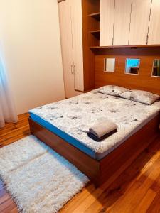 1 dormitorio con 1 cama con cabecero de madera en Exclusive Jacuzzi Villa Kretinga en Kretinga