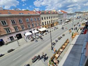 une vue aérienne sur une rue de la ville avec des bâtiments dans l'établissement Fantastic Apartments - NS42 Room - J, à Varsovie