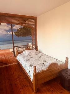1 dormitorio con 1 cama y vistas al océano en Exclusive Jacuzzi Villa Kretinga en Kretinga