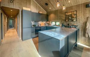 eine große Küche mit einer großen Insel in der Mitte in der Unterkunft Nice Home In Trysil With House A Mountain View in Trysil
