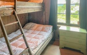 um quarto com 2 beliches e uma cómoda em Nice Home In Trysil With House A Mountain View em Trysil