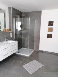 Grödel的住宿－Ferienhaus Rosmarie am Elbradweg，带淋浴和盥洗盆的浴室