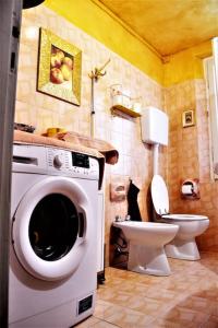 y baño con lavadora y aseo. en Casa Fiorenza, en Montefelcino
