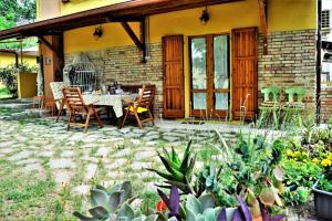 un patio con mesa y sillas frente a una casa en Casa Fiorenza, en Montefelcino