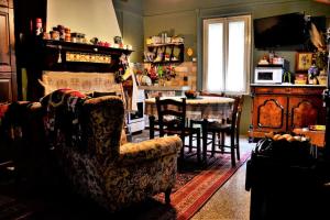 a living room with a table and chairs and a kitchen at Casa Fiorenza in Montefelcino