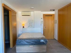 Postel nebo postele na pokoji v ubytování Modern Loft in Terrassa + 23 fotografií