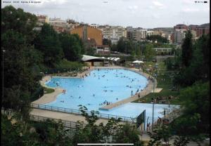 een groot zwembad in een stad met mensen erin bij Modern Loft in Terrassa in Terrassa