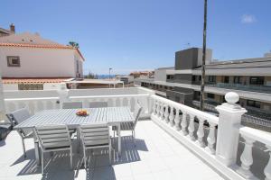 d'une terrasse avec une table et des chaises sur un balcon. dans l'établissement Casa grande familiar con 4 terrazas, à Las Palmas de Gran Canaria