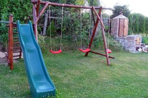 Plac zabaw dla dzieci w obiekcie Wczasy z Wędką