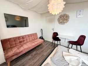 a living room with a couch and two chairs at Apartment für 3 Gäste mit kostenlosen Parkplätzen und Lift in Hannover