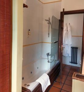 y baño con bañera y ducha. en Casona de San Pantaleón de Aras en San Pantaleón de Aras