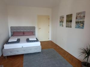Katil atau katil-katil dalam bilik di ROYAL Apartmani +38 gambar