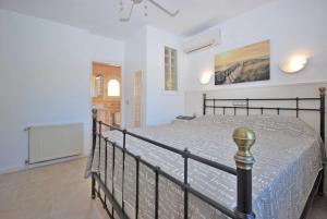 Postel nebo postele na pokoji v ubytování Villa Amare + 25 fotografií