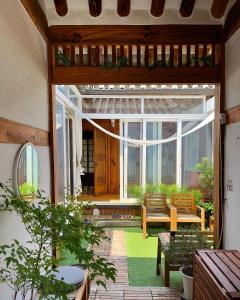 Ruang duduk di SeoulStory Hanok