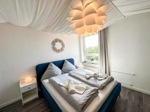 a bedroom with a blue bed with bows on it at Apartment für 3 Gäste mit kostenlosen Parkplätzen und Lift in Hannover