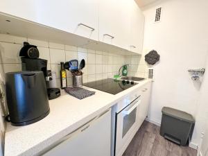 a small kitchen with a sink and a counter top at Apartment für 3 Gäste mit kostenlosen Parkplätzen und Lift in Hannover