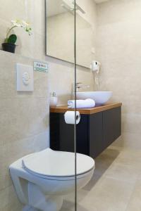 un baño con inodoro y lavabo en Apartment Bikin 2, en Brela