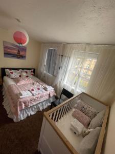 ein kleines Schlafzimmer mit einem Bett und einem Kinderbett in der Unterkunft Dream Room in London