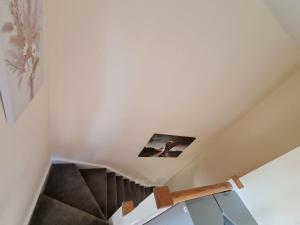 eine Treppe in einem Haus mit einem Bild an der Wand in der Unterkunft S&J Lodge in Peterborough