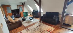 uma sala de estar com um sofá e uma cadeira em Apartament Sopot em Sopot