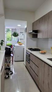uma cozinha com um fogão e um frigorífico em Apartamento en Sabaneta em Sabaneta