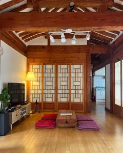 Μια τηλεόραση ή/και κέντρο ψυχαγωγίας στο SeoulStory Hanok