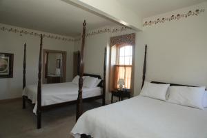 Postel nebo postele na pokoji v ubytování Oak Valley Inn and Suites