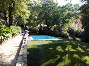 Guest House Villa dos Poetas tesisinde veya buraya yakın yüzme havuzu