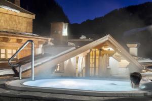 Bazén v ubytovaní Dorfhotel Beludei alebo v jeho blízkosti
