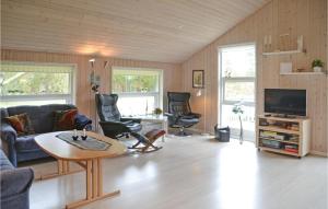 Lønne HedeにあるNice Home In Nrre Nebel With 2 Bedrooms And Wifiのリビングルーム(ソファ、椅子、テレビ付)