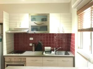 Kuhinja ili čajna kuhinja u objektu Modern & Cosy Granny Flat in Cairns-WiFi included