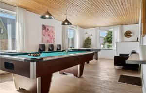 una sala de billar con mesa de billar en Beautiful Home In rum Djurs With Kitchen, en Nimtofte