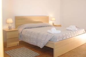 a bedroom with a bed with two towels on it at Lugar dos Louros 2 in Estreito da Calheta