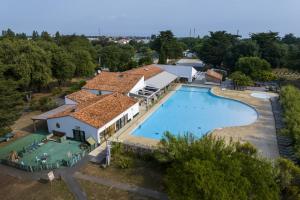 uma vista aérea de uma casa com piscina em Slow Village Ile de Ré em Saint-Martin-de-Ré
