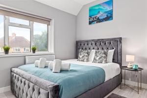 Un dormitorio con una cama grande y una ventana en Cozy Serviced Room in Feltham Heathrow London TW13, en Feltham