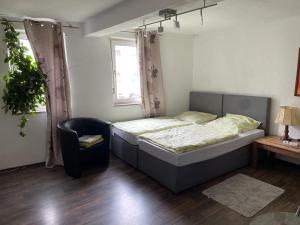 Postel nebo postele na pokoji v ubytování Gästehaus Linden