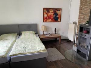 En eller flere senge i et værelse på Gästehaus Linden