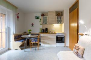 una pequeña cocina con mesa en una habitación en Apartmaji Verica Ceklin, en Bohinj