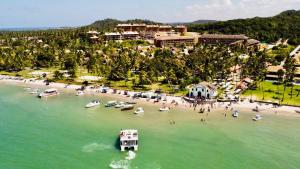 uma vista aérea de uma praia com barcos na água em Flat luxo torre 07 Eco Resort Praia dos Carneiros em Tamandaré
