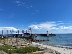 - une plage avec des bateaux dans l'eau et un quai dans l'établissement PORT AN DRO - Studio avec Terrasse, Wifi - UD98, à Carnac 6 autres photos