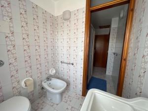 a bathroom with a toilet and a sink and a shower at Conveniente, tranquilla e accogliente con park in Belluno