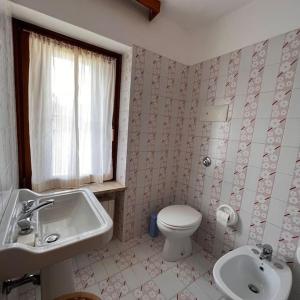 a bathroom with a sink and a toilet and a sink at Conveniente, tranquilla e accogliente con park in Belluno
